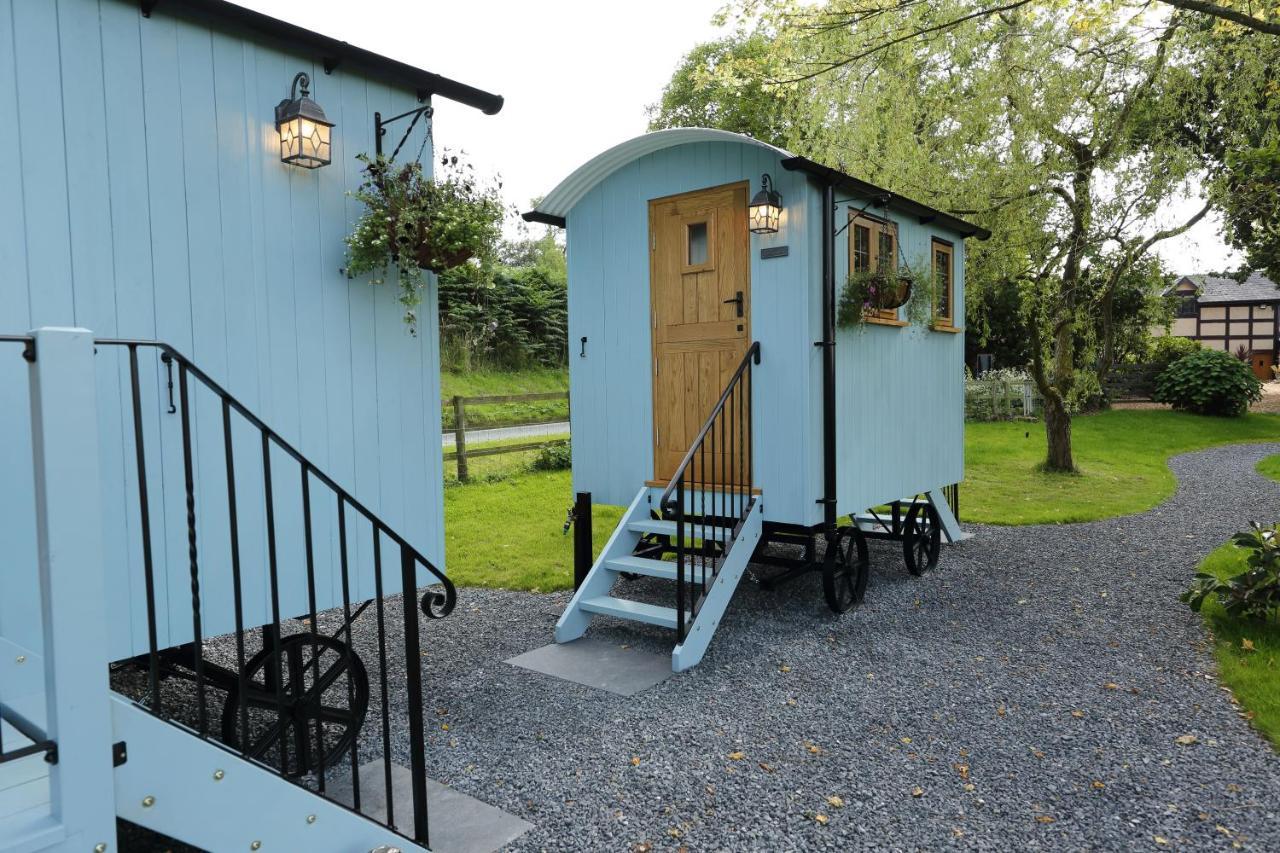 Upper Gelli Luxury Holiday Lodge, Converted Dairy & Cosy Shepherds Huts Welshpool Eksteriør bilde